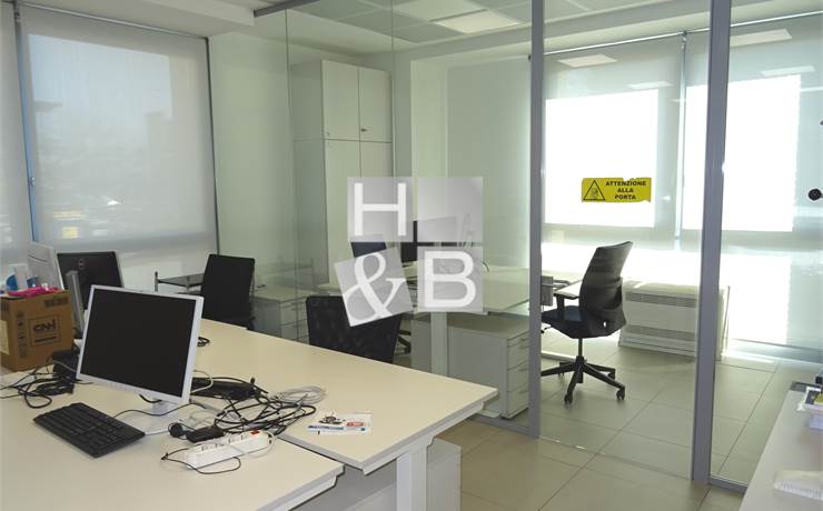 UFFICIO MQ 185 IN ELEGANTE CONTESTO