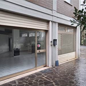 Negozio In Affitto a Modena